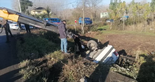 Samsun'da sulama kanalına devrilen otomobildeki karı koca yaralandı