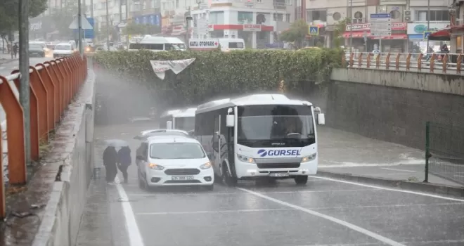 Samsun’da suyla dolan alt geçitte araçta mahsur kalan 4 kişi yüzerek kurtuldu