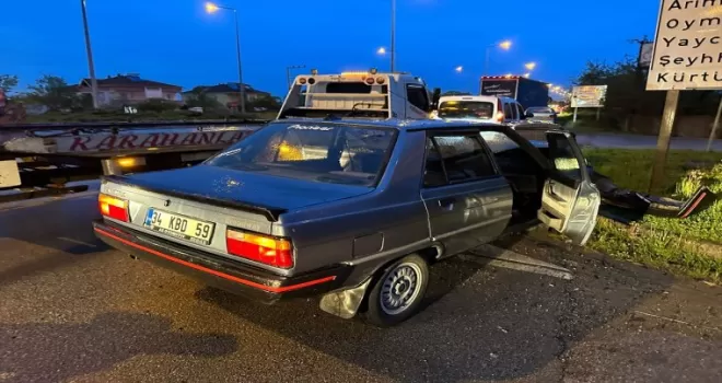 Samsun’da tırın dorsesine çarpan otomobildeki 2 kişi yaralandı