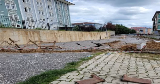 Samsun’da toprak kayması meydana gelen yol kapatıldı