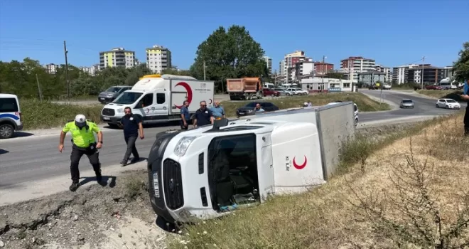 Samsun’da Türk Kızılayın kan toplama aracı devrildi, sürücü yaralandı
