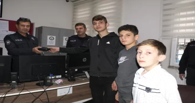Samsun'da üç genç caminin şadırvanında buldukları cüzdanı polise teslim etti