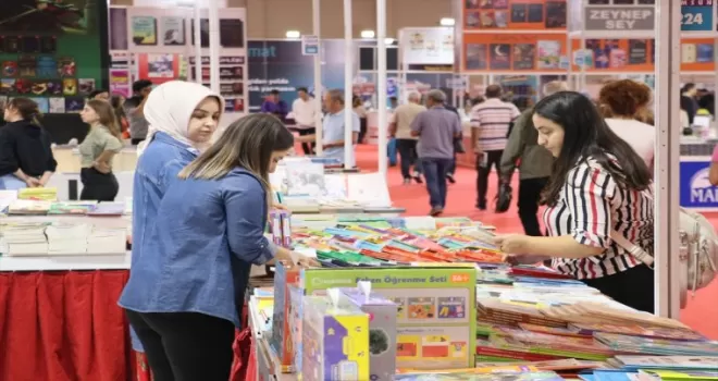 Samsun'daki Karadeniz 7. Kitap Fuarı'na öğrencilerden yoğun ilgi