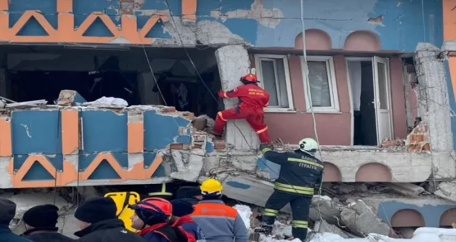 Samsun itfaiyesi enkazlardan 19 kişiyi kurtardı