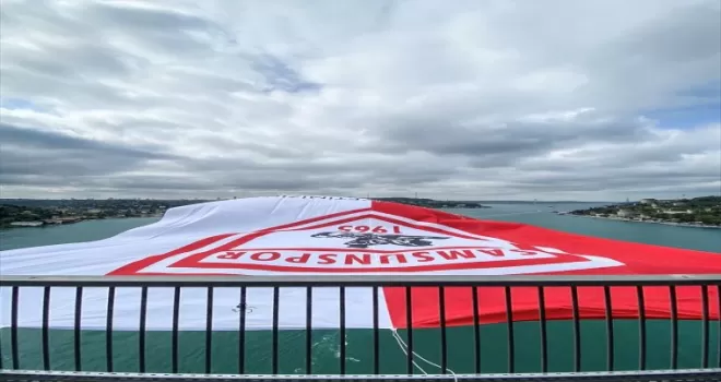 Samsunspor bayrakları İstanbul Boğazı’ndaki köprülere asıldı