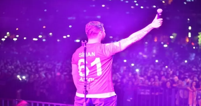 Sanatçı Sinan Akçıl Trabzon’da konser verdi
