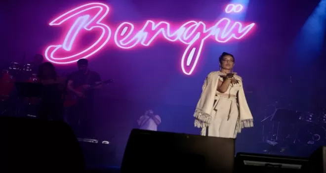Şarkıcı Bengü, Trabzon’da konser verdi