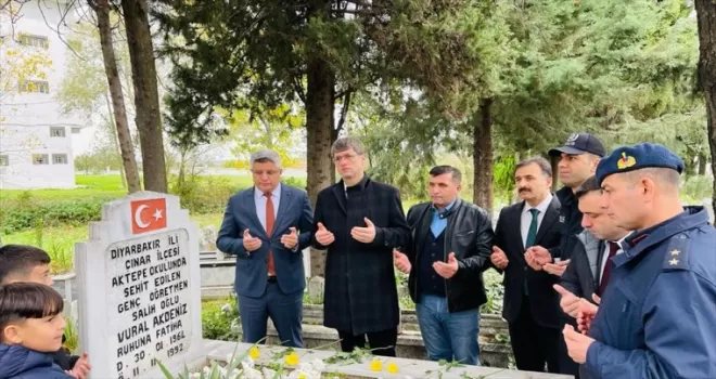 Şehit öğretmen Vural Akdeniz 19 Mayıs’taki kabri başında anıldı