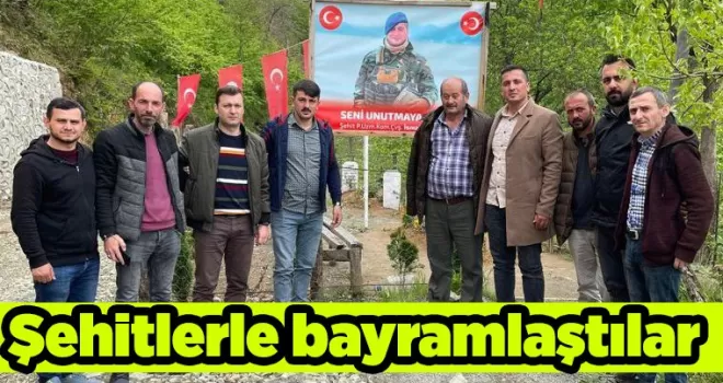 Şehitlerle Bayramlaştılar