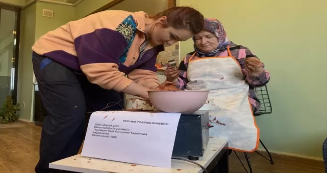 Seramik sanatçısı çömlek tezgahını depremzedelere destek için açtı