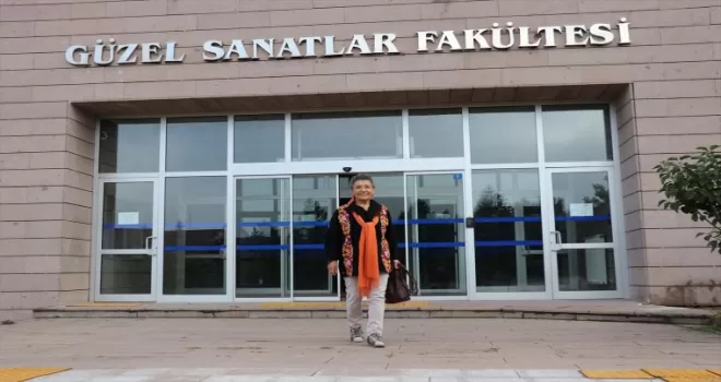Seramikte kendisini geliştirmek için 72'sinde üniversiteye başladı