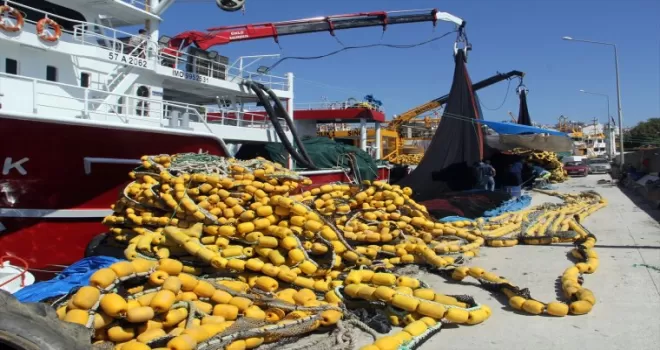 Sinop’ta balıkçılar ağlarını Karadeniz’e bırakmak için gün sayıyor