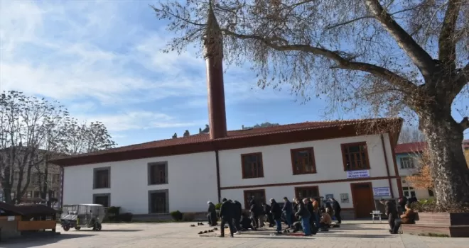 Sinop'ta camideki sadaka kutusundan para çalan iki zanlı yakalandı