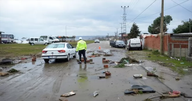 Sinop'ta dalgalar yol güzergahlarında taş ve çöp birikintisi oluşturdu