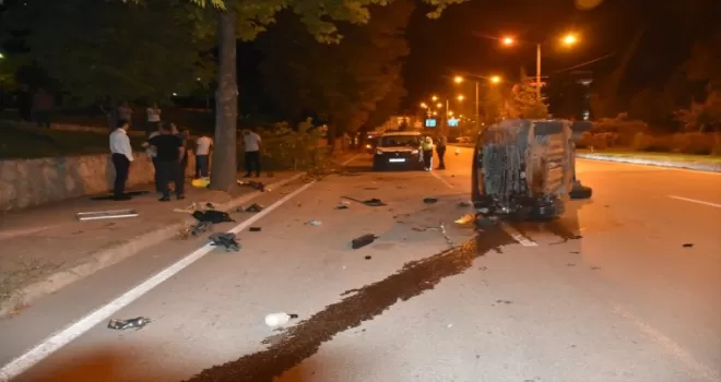 Sinop’ta devrilen otomobilin sürücüsü aracını bırakıp kaçtı