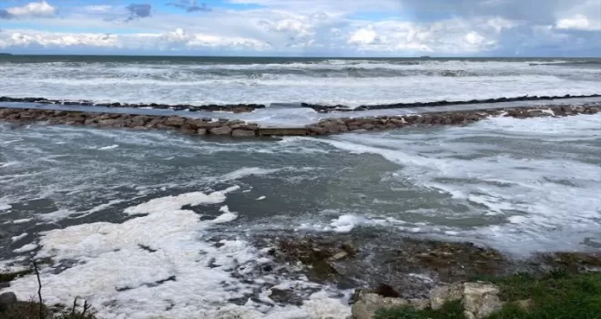Sinop’ta fırtınayla denizin yüzeyinde köpükler oluştu