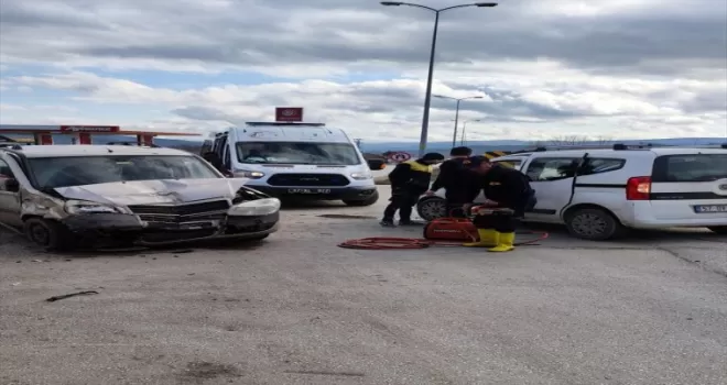 Sinop'ta hafif ticari araçla otomobilin çarpışması sonucu 10 kişi yaralandı