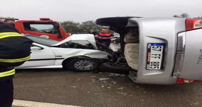 Sinop'ta iki otomobilin çarpıştığı kazada 2 kişi yaralandı