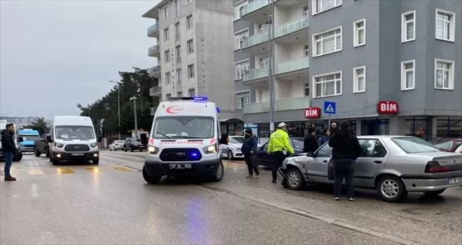 Sinop'ta iki otomobilin çarpıştığı kazada 3 kişi yaralandı