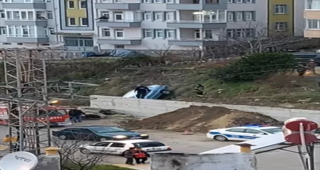 Sinop’ta istinat duvarına çarpan otomobildeki 2 kişi yaralandı
