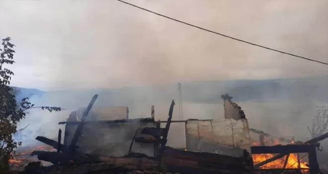 Sinop'ta köyde çıkan yangında 5 ev kullanılamaz hale geldi
