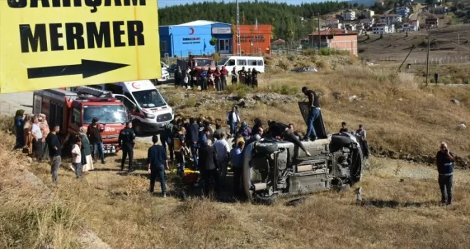 Sinop’ta otomobil tarlaya devrildi, 4 kişi yaralandı