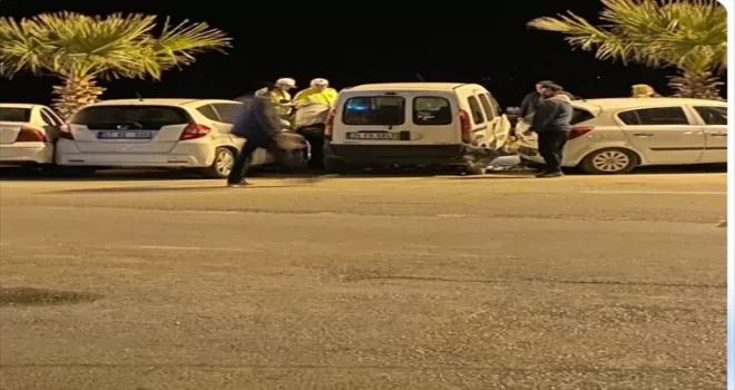 Sinop'ta otomobilin park halindeki araçlara çarptığı kazada 2 kişi yaralandı