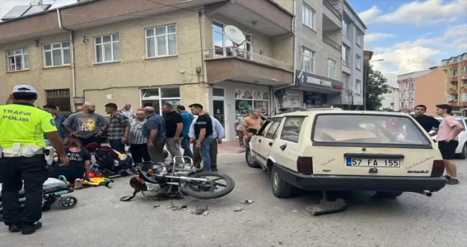 Sinop’ta otomobille çarpışan motosikletteki 2 kişi yaralandı