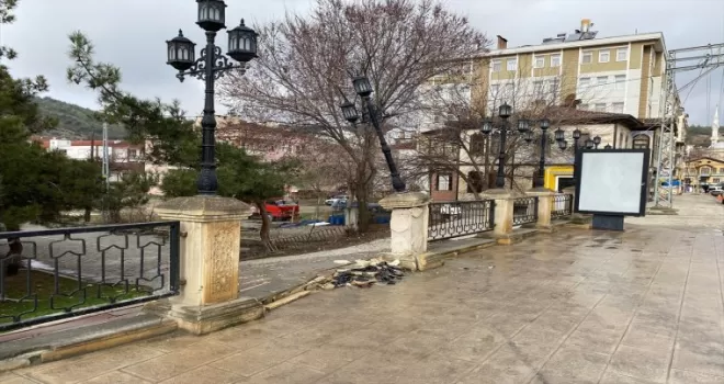Sinop’ta park edilen araca çarpan otomobildeki 4 genç yaralandı