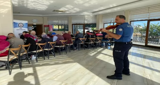 Sinop'ta polis memuru yaşlılara keman dinletisi sundu