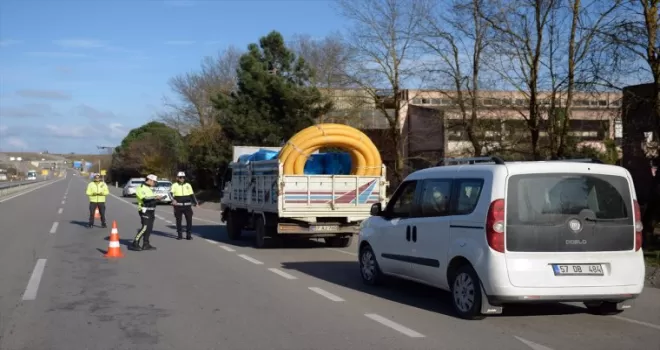 Sinop'ta ticari araç sürücülerine kış lastiği bilgilendirilmesi yapıldı
