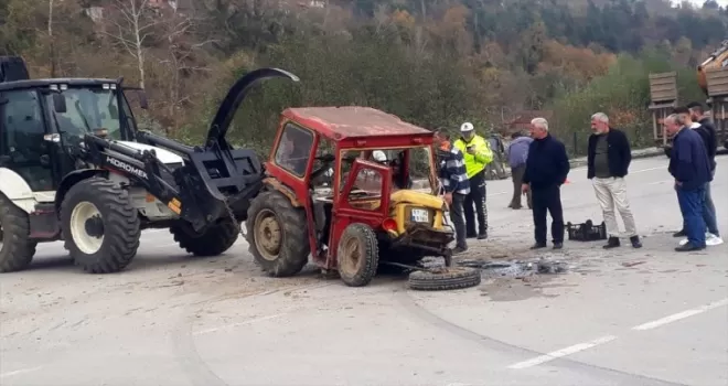 Sinop'ta tır ile traktörün çarpıştığı kazada 2 kişi yaralandı