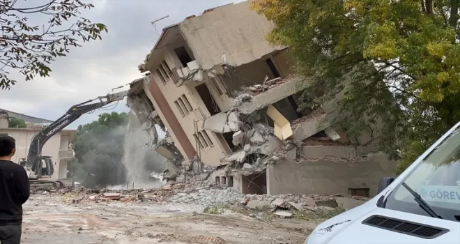 Sinop'ta yıkımı yapılan bina yana devrildi