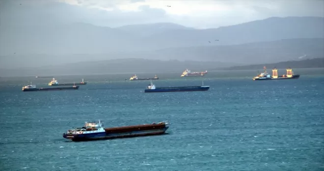 Sinop’ta yük gemileri fırtına nedeniyle doğal limana sığındı