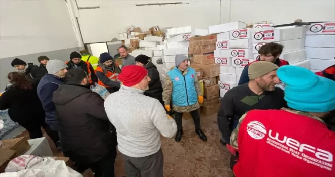 Sinop’tan deprem bölgesine giden gönüllüler çalışmalara destek veriyor