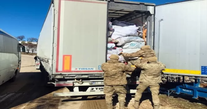 Sinop’tan deprem bölgesine giden Mehmetçik afetzedelerin yaralarını sarıyor