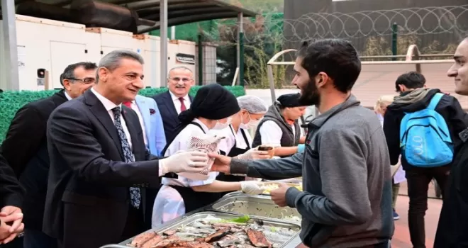 Sinop Valisi Karaömeroğlu öğrencilerle bilek güreşi yaptı, halay çekti