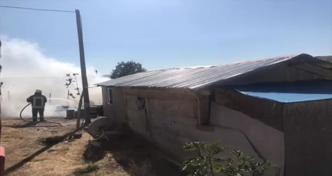 Suluova’da bağ evi yangın sonucu kullanılmaz hale geldi