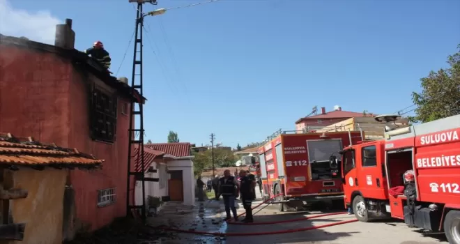 Suluova’da bir evde çıkan yangın hasara neden oldu