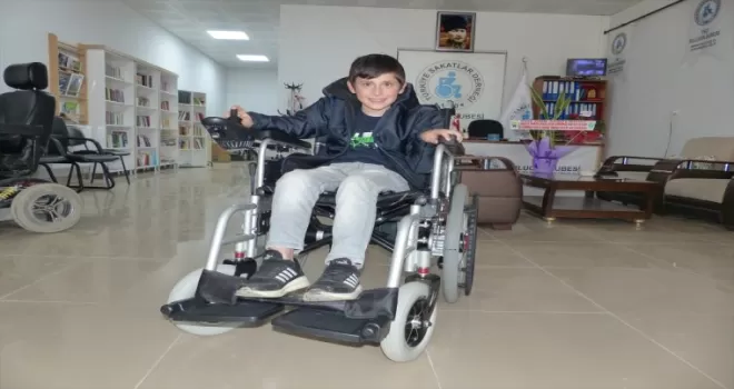 Suluova'da engelli ilkokul öğrencisine akülü araç hediye edildi