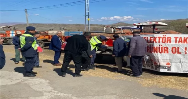 Sungurlu’da jandarma ekipleri traktör sürücülerini bilgilendirdi