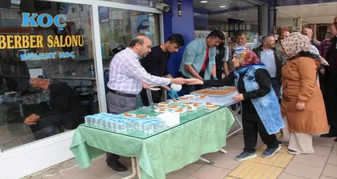 Taşova’da EYT’den emekli olan berberden vatandaşlara tatlı ikramı