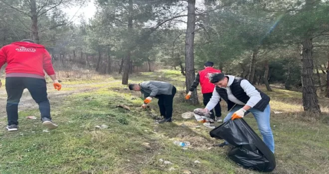 Taşova’da gönüllü gençler çevre temizliği yaptı