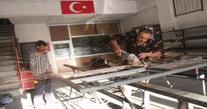Taşova’da sıcak hava demircileri zorluyor