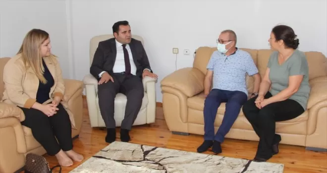Taşova Kaymakamı Gökcecik, koruyucu aileyi ziyaret etti