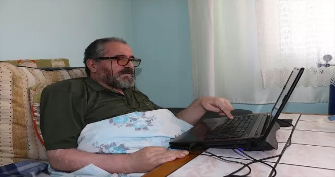 Tek parmağıyla tuşlara dokunup kitap yazıyor