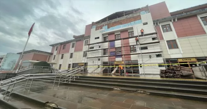 Teknik ekip, depremde dış cephesi hasar gören Düzce Adliyesi'ni inceledi
