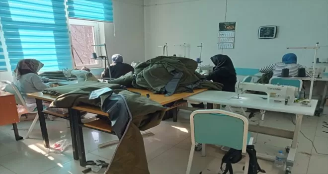 Terme HEM’de depremzedeler için uyku tulumu dikiliyor