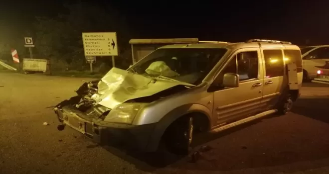 Tıra çarpan hafif ticari aracın sürücüsü yaralandı