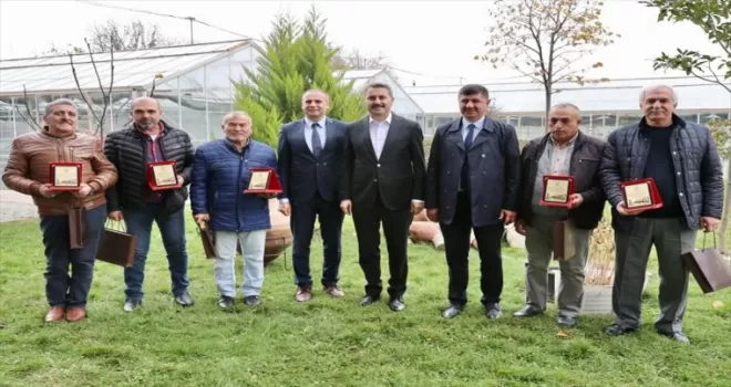 Tokat Belediye Başkanı Eroğlu emekli olanlara plaket verdi